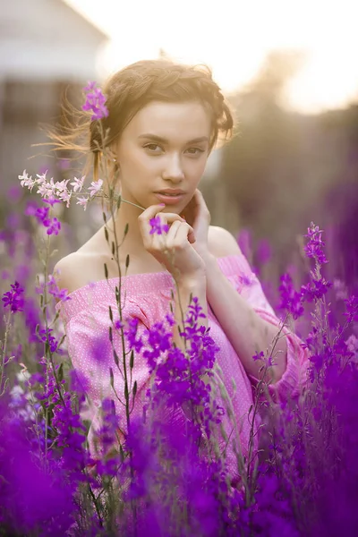Çiçekli Çok Güzel Bir Genç Bayan Çekici Bir Kadın Portresi — Stok fotoğraf