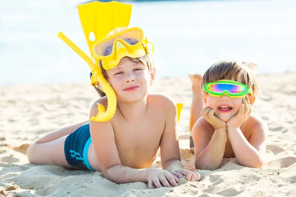 夏にビーチで遊んでいる2人の子供が — ストック写真