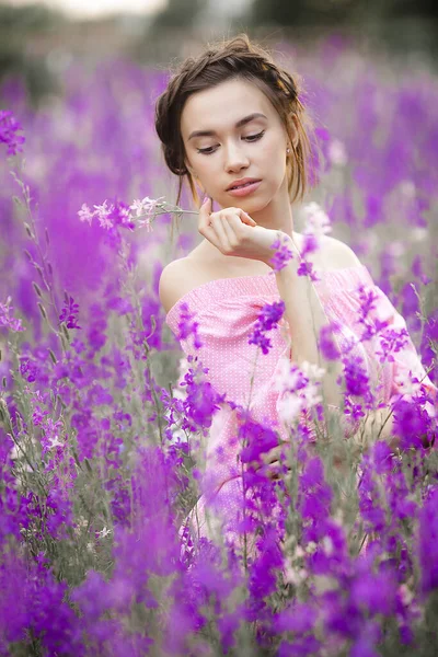 Mujer Joven Muy Hermosa Con Flores Primer Plano Retrato Atractiva —  Fotos de Stock