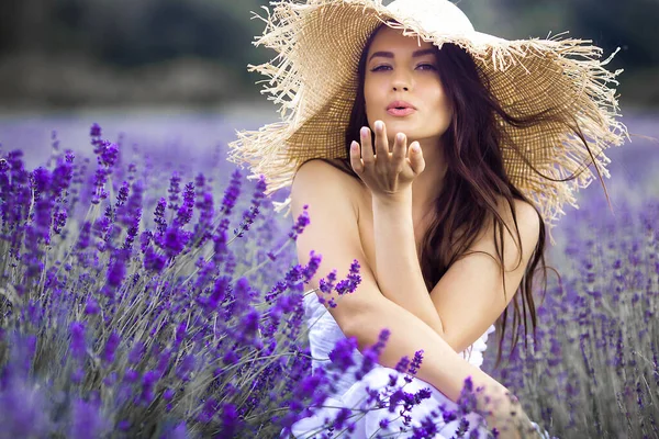 Close Retrato Bela Jovem Mulher Campo Lavanda — Fotografia de Stock