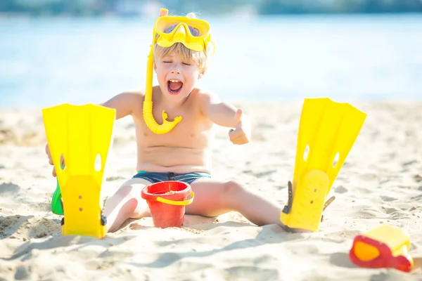 ビーチでかわいい子供 夏の面白い子供 — ストック写真