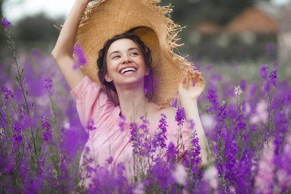 Mujer Joven Muy Hermosa Con Flores Primer Plano Retrato Atractiva — Foto de Stock