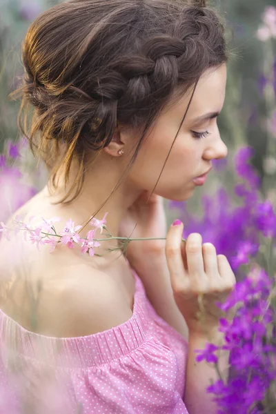 Très Belle Jeune Femme Aux Fleurs Portrait Rapproché Une Jolie — Photo
