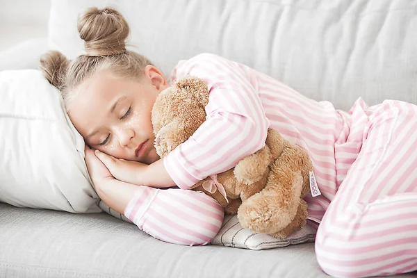 Γλυκό Κοριτσάκι Που Κοιμάται Νυσταγμένο Παιδί — Φωτογραφία Αρχείου