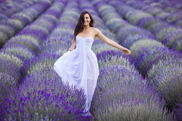 ラベンダー畑を走っている若い女性 美しい女性上の夏の花の背景 — ストック写真