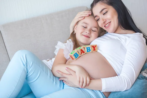 Joven Madre Embarazada Hija Pequeña Interior Niña Madre Esperan Bebé —  Fotos de Stock