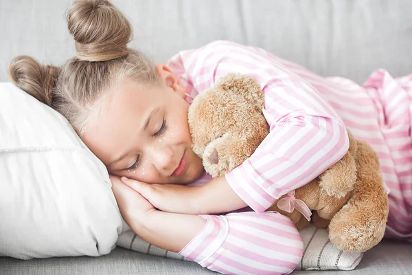 Carino Ragazza Assonnata Nel Letto — Foto Stock