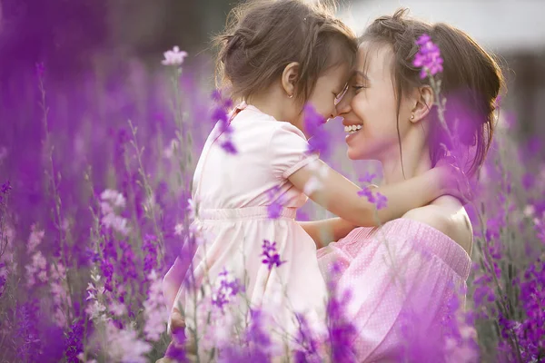 Una Niña Bonita Madre Con Flores Familia Aire Libre — Foto de Stock