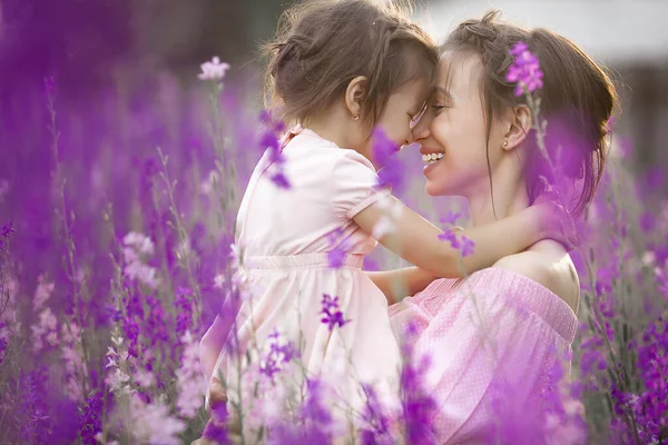 Bella Bambina Sua Madre Con Dei Fiori Famiglia All Aperto — Foto Stock