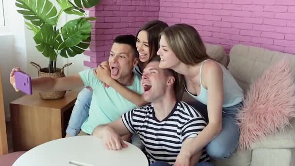 Junge Leute Machen Selfie Drinnen Und Zeigen Zunge — Stockvideo