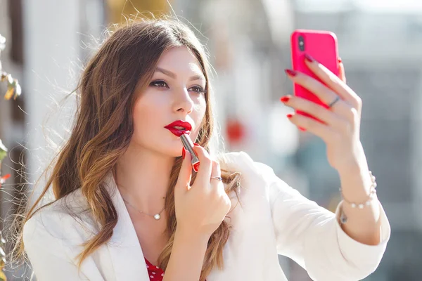 Schöne Frau Macht Selfie Freien — Stockfoto