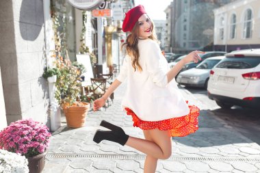 Açık havada çekici bir genç kadın..