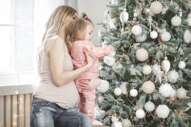 Çekici bir genç anne ve küçük kızı Noel geçmişinde