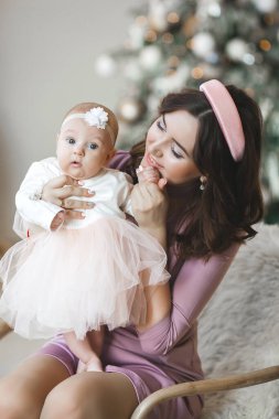 Çekici bir genç anne ve küçük kızı Noel geçmişinde