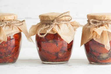 Kavanozdaki domatesler. Ev yapımı kurutulmuş domates. Geçici kapanma. Yaz ve sonbahar konserve yiyecekler. Baharat ve sebzelerle koru..