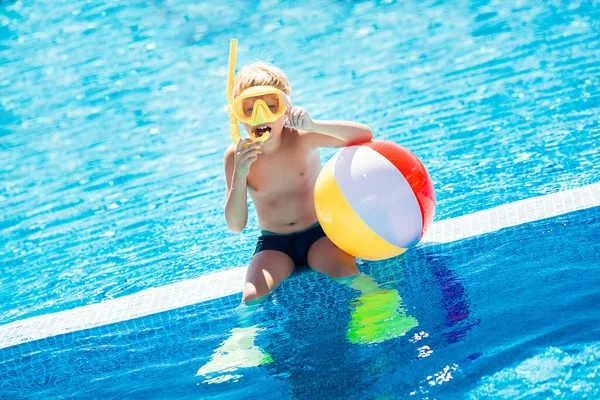 Lindo Niño Piscina — Foto de Stock