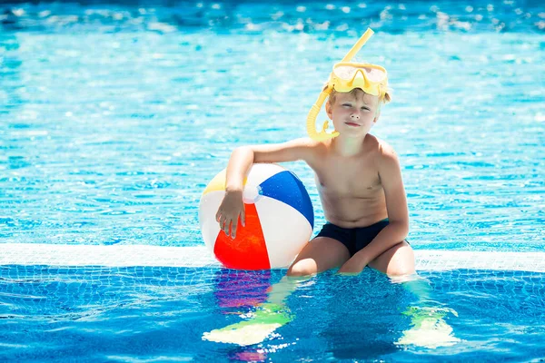 Schattig Kind Het Zwembad — Stockfoto