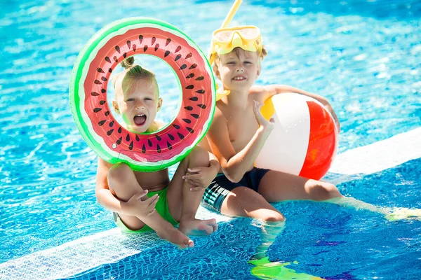在游泳池里玩得开心的孩子 — 图库照片