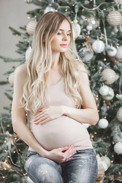 Mooie Jonge Zwangere Vrouw Kerst Achtergrond — Stockfoto