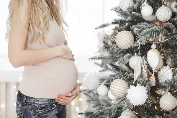 Mooie Jonge Zwangere Vrouw Kerst Achtergrond — Stockfoto