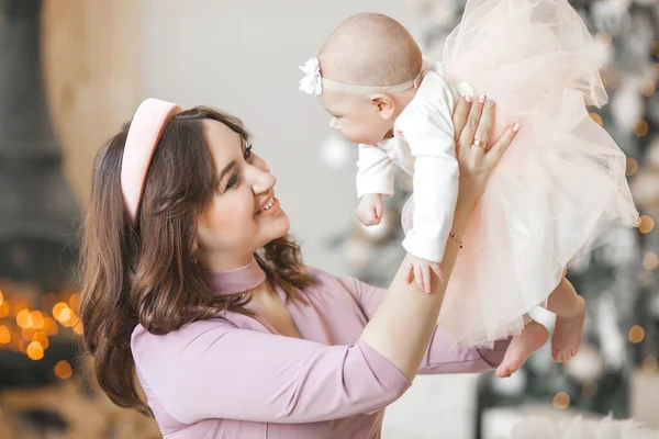 Atraente Jovem Mãe Com Sua Menina Fundo Natal — Fotografia de Stock