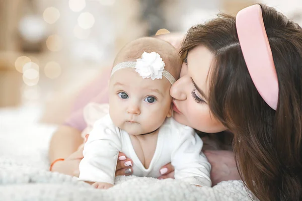 Atraente Jovem Mãe Segurando Seu Bebê Bonito Menina — Fotografia de Stock