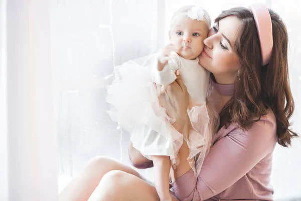 Atraente Jovem Mãe Segurando Seu Bebê Bonito Menina — Fotografia de Stock