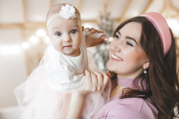 Atraente Jovem Mãe Com Sua Menina Fundo Natal — Fotografia de Stock