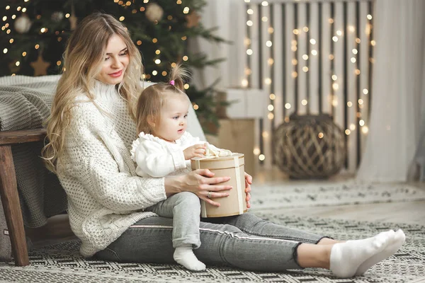 Atraente Jovem Mãe Com Sua Filhinha Fundo Natal — Fotografia de Stock