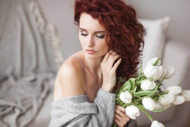 Çiçekli güzel genç bayan.