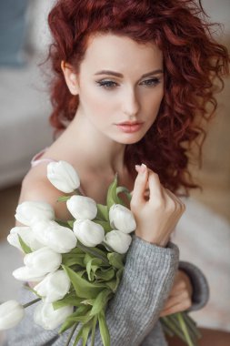 Çiçekli güzel genç bayan.