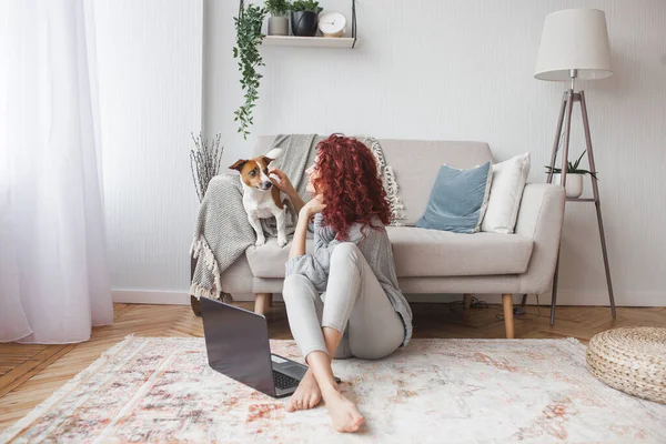 Köpeği olan bir kadın. Evcil hayvanı olan bir kadın.