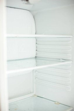 Bozuk buzdolabı. Buzdolabının buzu çözülmüş. Dondurucuyu aç