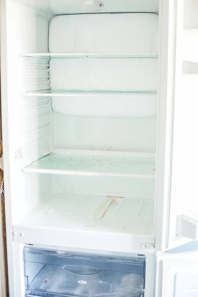 Törött Hűtő Kiolvasztott Hűtő Nyitott Fagyasztó — Stock Fotó