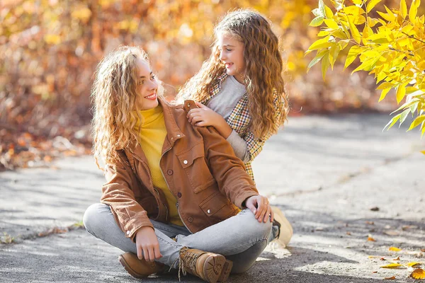 Duas Meninas Juntas Livre Fundo Outono — Fotografia de Stock