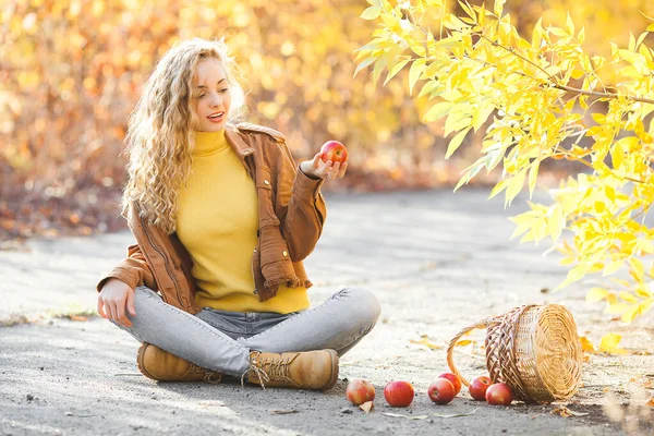 Muchacha Joven Atractiva Fondo Otoño — Foto de Stock