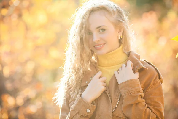 Aantrekkelijk Jong Meisje Herfst Achtergrond — Stockfoto