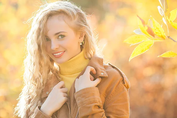 秋天背景的迷人少女 — 图库照片