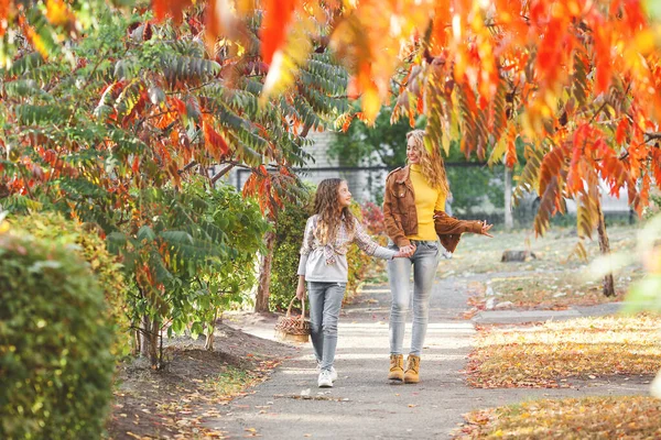 Две Девушки Вместе Открытом Воздухе Осеннем Фоне — стоковое фото