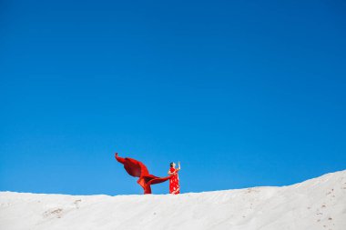 Kumların tepesindeki Hintli kadın Barkhan.