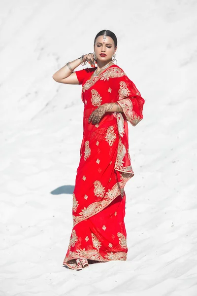 Mooie Indiaanse Vrouw Neutrale Achtergrond Dame Sari Met Mehendi Patroon — Stockfoto