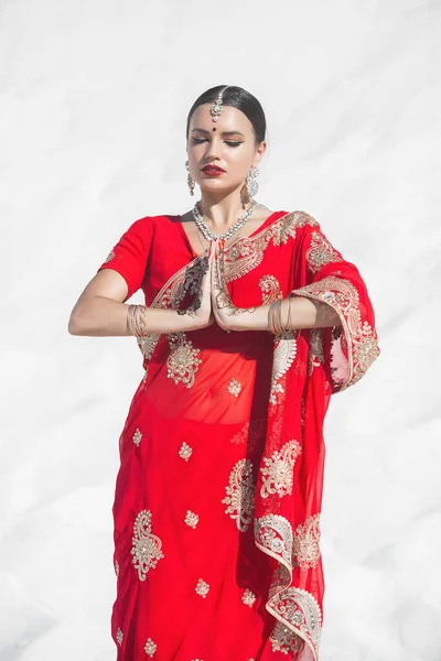 Krásná Indiánka Neutrálním Pozadí Dáma Sari Mehendským Vzorem — Stock fotografie