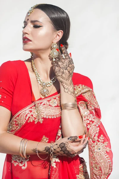 Vacker Indian Kvinna Neutral Bakgrund Lady Sari Med Mehendi Mönster — Stockfoto