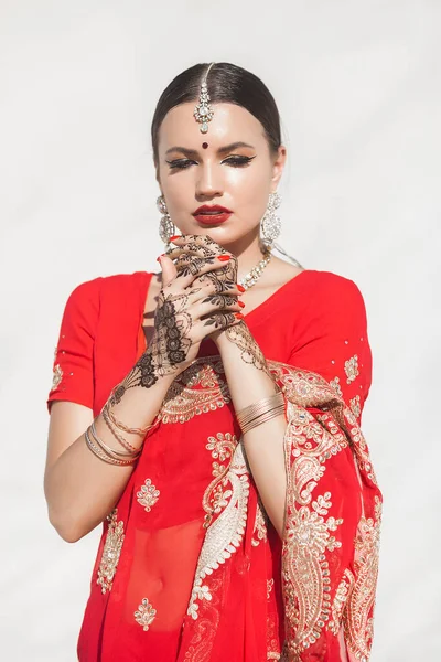 Mulher Indiana Bonita Fundo Neutro Senhora Sari Com Padrão Mehendi — Fotografia de Stock