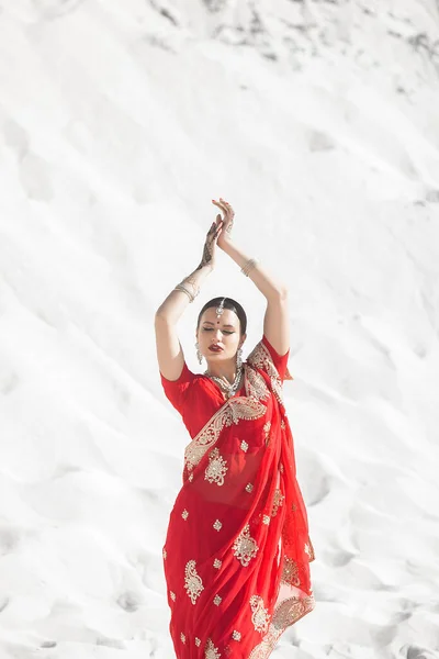 Vacker Indian Kvinna Neutral Bakgrund Lady Sari Med Mehendi Mönster — Stockfoto