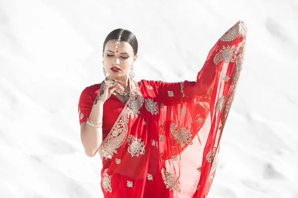 Красива Індійська Жінка Нейтральному Тлі Дама Сарі Візерунком Мехенді — стокове фото