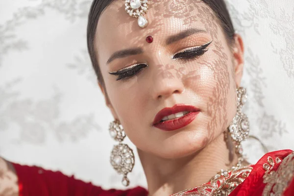 Hermosa Mujer India Fondo Neutral Dama Sari Con Patrón Mehendi —  Fotos de Stock