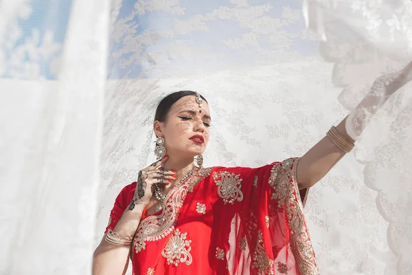 Mulher Indiana Bonita Fundo Neutro Senhora Sari Com Padrão Mehendi — Fotografia de Stock