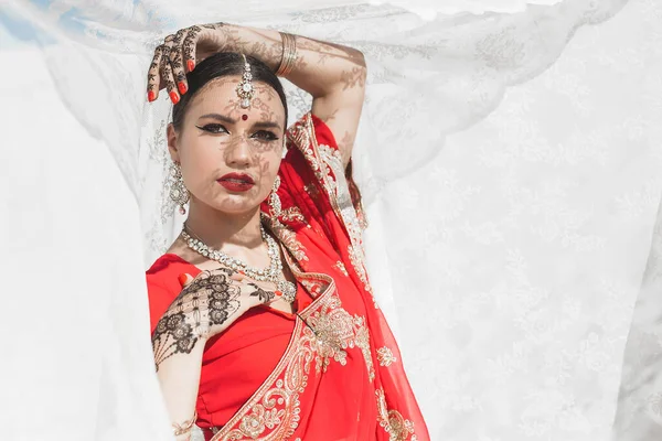 Hermosa Mujer India Fondo Neutral Dama Sari Con Patrón Mehendi — Foto de Stock