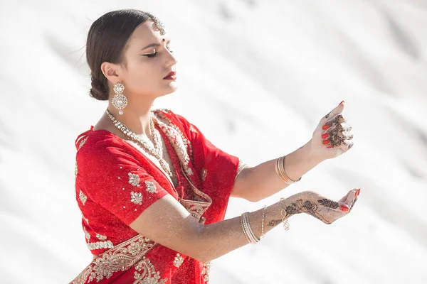 Gyönyörű Indiai Semleges Háttérrel Egy Hölgy Száriban Mehendi Mintával — Stock Fotó